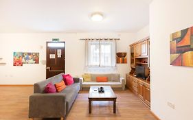 Sf2 - Lovely And Spacious 2 Bedroom Maisonette.